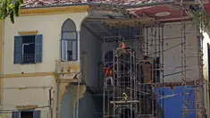 Para pekerja memperbaiki bangunan yang rusak akibat ledakan di Beirut, Lebanon, 29 Agustus 2020. Dua ledakan dahsyat mengguncang Pelabuhan Beirut pada 4 Agustus lalu, menggetarkan bangunan-bangunan di seluruh ibu kota Lebanon itu. (Xinhua/Bilal Jawich)