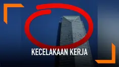 Akibat keranjang pembersih jendela putus tertiup angin, dua pekerja bergelantungan pada sebuah gedung pencakar langit di Oklahoma, AS.