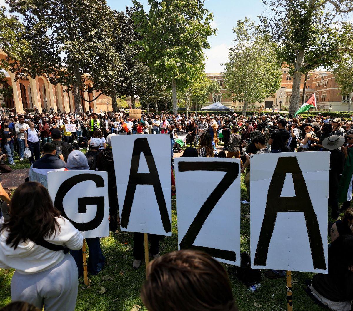 Sebagai bentuk solidaritas terhadap rakyat Gaza yang terkena serangan Israel, para mahasiswa juga mendirikan tenda-tenda di area kampus.&nbsp;Foto: REUTERS<br>
