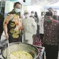 Wali Kota Semarang, Hendrar Prihadi mengunjungi dapur umum yang yang berlokasi di Sekolah Dasar Muhammadiyah 1, Lamper Kidul, Semarang Selatan.