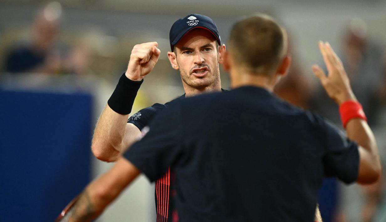 Mantan petenis nomor satu dunia dan tiga kali juara Grand Slam itu pensiun pada usia 37 tahun ketika ia dan Dan Evans kalah di perempat final ganda putra di Roland Garros. (CARL DE SOUZA / AFP)
