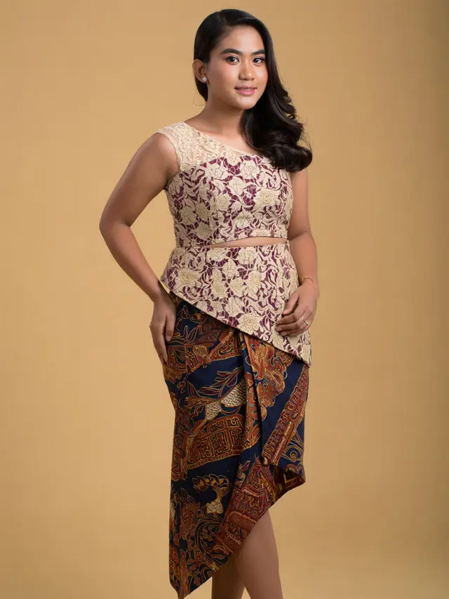 Rok Batik Lilit Kombinasi Brokat Cocok untuk Bridesmaid Adat Modern
