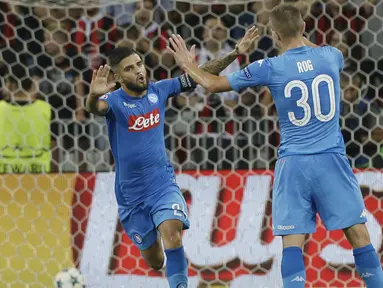 Pemain Napoli, Lorenzo Insigne (kiri) merayakan golnya ke gawang Nice pada leg kedua kualifikasi Liga Champions di Stadion Allianz Riviera, Nice (22/8/2017). Napoli menang agregat 4-0. (AP/Claude Paris)