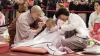 Seorang biksu mencukur rambut anak laki-laki dalam sebuah acara kebaktitan di Kuil Jogye di Seoul, Korea Selatan, Selasa, 9 Mei 2023. (AP Photo/Ahn Young-joon)