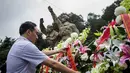 Seorang pria menempatkan bunga untuk orang-orang yang gugur di Aviation Martir Memorial dalam peringatan 69 tahun kemenangan rakyat Tiongkok melawan Jepang di Perang Dunia II, Nanjing, (3/9/2014). (AFP PHOTO/STR)