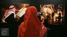 Pengunjung memotret karya dalam pameran foto Yerussalem di Hotel Borobudur, Jakarta, Senin (14/12/2015). Pameran foto tersebut menceritakan kehidupan sehari-hari di kota suci tersebut antara umat Muslim dan Nasrani. (Liputan6.com/Faizal Fanani)