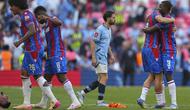 Ekspresi kecewa pemain Manchester City, Bernardo Silva di antara para pemain Crystal Palace yang sedang merayakan kemenangan dalam laga final Piala FA 2024/2025 yang berlangsung di Stadion Wembley, London, Inggris, Sabtu (17/05/2025) waktu setempat. (AP Photo/Kirsty Wigglesworth)