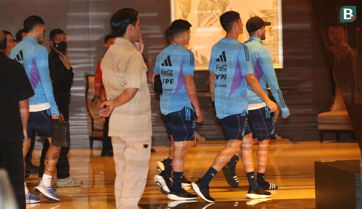 Pemain Timnas Argentina, Rodrigo De Paul (kanan) berjalan meninggalkan lobi hotel menuju tempat latihan di Stadion Utama Gelora Bung Karno, Jakarta, Sabtu (17/6/2023). (Bola.com/Bagaskara Lazuardi)