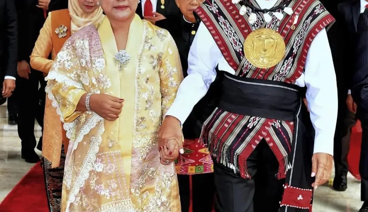 <p>Ibu Negara, Iriana Joko Widodo tampil mengenakan kebaya kuning berbordir serasi dengan selendang dan kain bawahannya. Sambil membawa tas hitamnya. [@jokowi]</p>