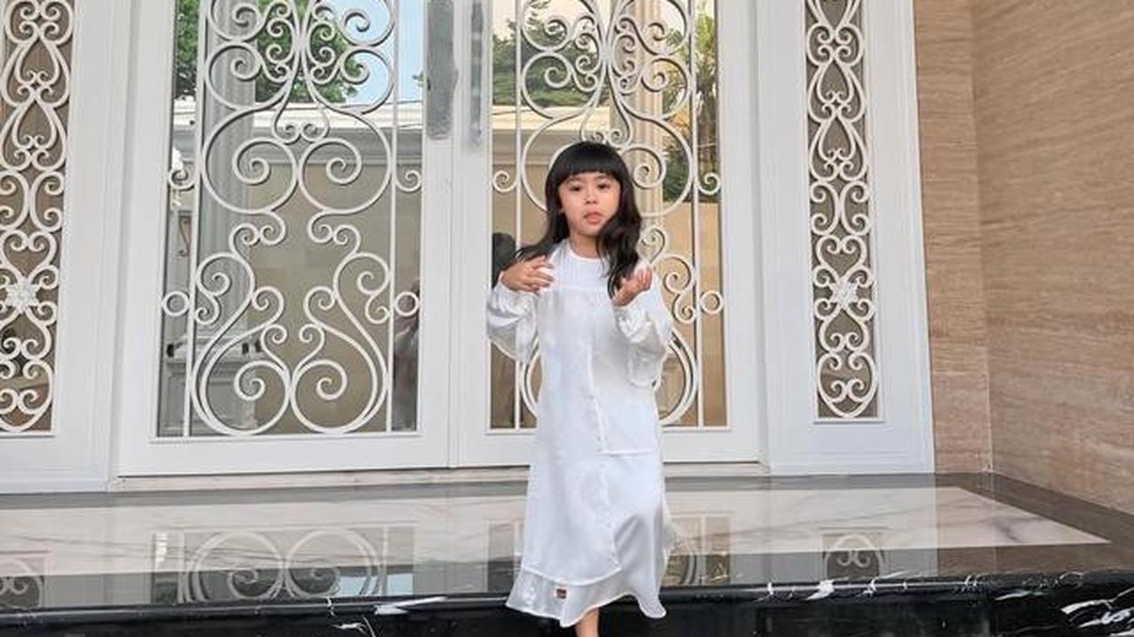 7 Potret Fasad Rumah Baru Ria Ricis, Elegan dan Mewah