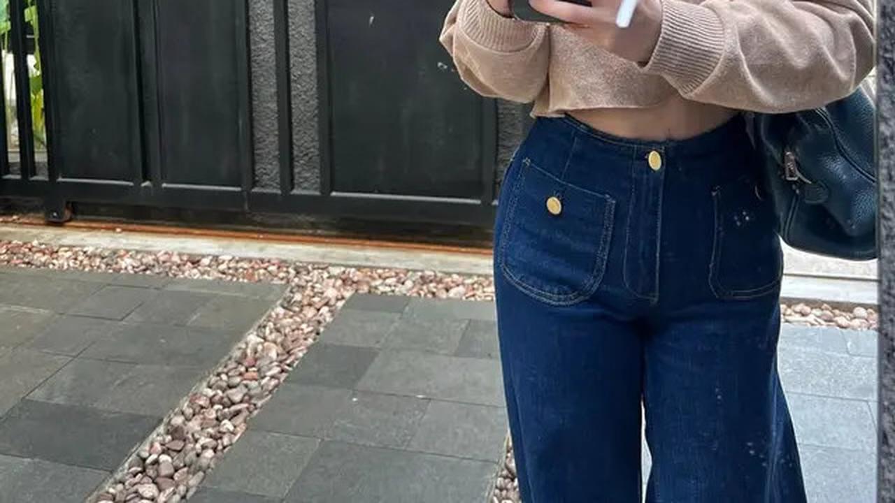 6 Gaya Padu Padan Jeans ala Dearly Djoshua, Teman Kondangan Ari Lasso di Resepsi Luna Maya