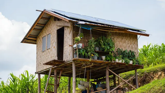 Model Rumah Panggung Sederhana yang Cocok di Lahan Miring (AI)
