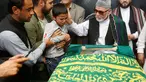 Zabihullah Tamanna, anak seorang wartawan Afghanistan dan sejumlah kerabat saat berdoa di depan peti jenazah Tamanna di sebuah rumah sakit di Kabul, Afghanistan (7 /6/2016). Tamanna tewas setelah diserang pejuang taliban. (REUTERS/Omar Sobhani)