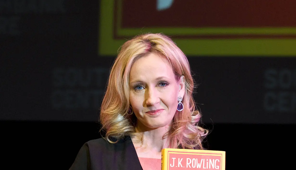 Penulis novel terkenal Harry Potter, JK Rowling mengungkapkan dukanya melalui twitter, “Tak ada kata-kata untuk mengungkapkan betapa terkejut dan hancurnya saya mendengar kematian Alan Rickman.”  (Bintang/EPA)