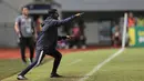 Pelatih Malaysia U-17, Osmera bin Omaro terlihat lincah penuh energi dan tampak sibuk kesana kemari mengawasi jalannya pertandingan sambil berteriak dari pinggir lapangan. (Bola.com/Ikhwan Yanuar)