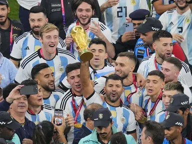 Apa saja memang layak dilakukan jika sedang mengalami kegembiraan. Seperti yang dilakukan para penggawa Timnas Argentina setelah memastikan manjadi juara Piala Dunia 2022 dengan mengalahkan Prancis di partai final. Berikut beberapa momen kemeriahan beberapa pemain Argentina dalam merayakan gelar ketiga Argentina sepanjang sejarah di kancah Piala Dunia. (AP Photo/Hassan Ammar)