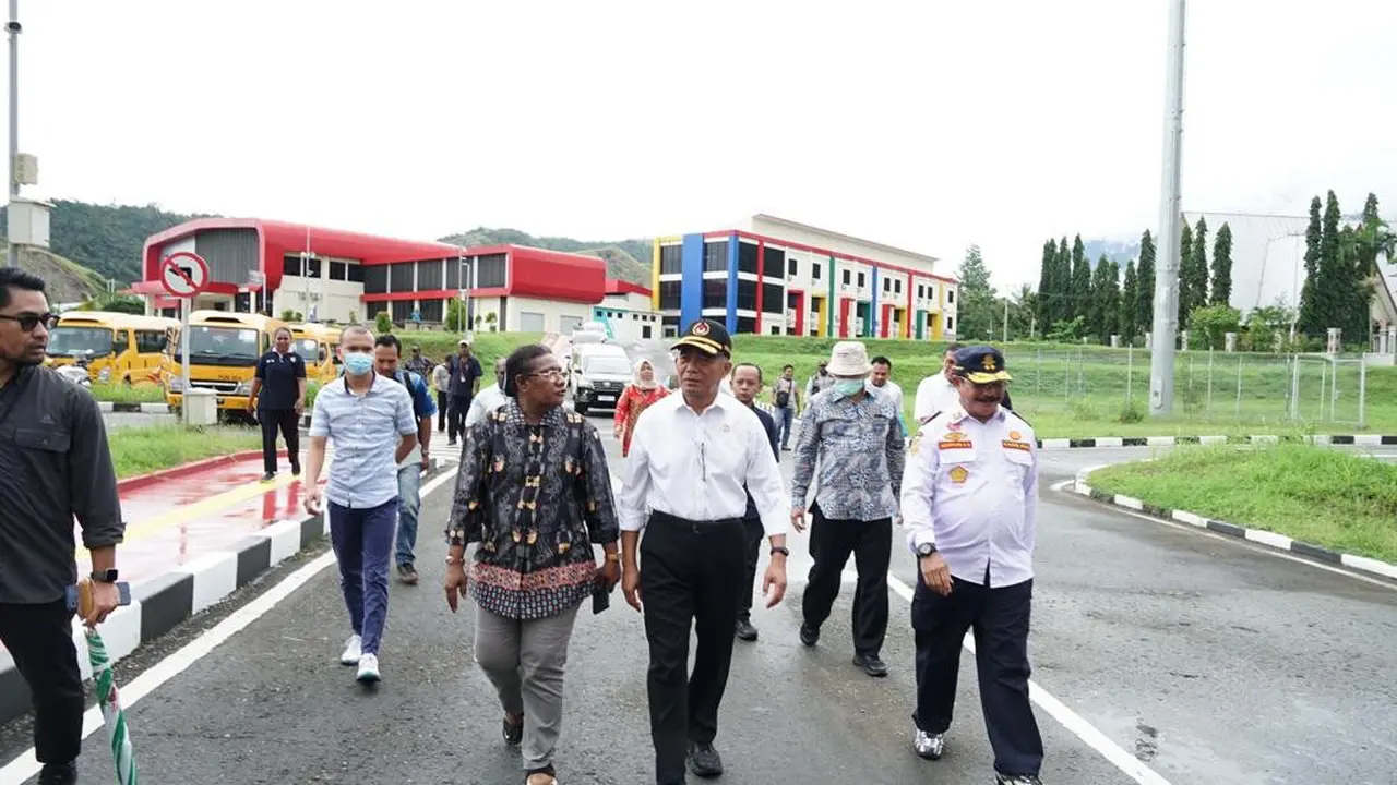 Menteri Koordinator Bidang Pembangunan Manusia dan Kebudayaan (Menko PMK) Muhadjir Effendy meninjau arena olahraga di Kompleks Olahraga Lukas Enembe, Sentani Timur, Jayapura, Provinsi Papua.
