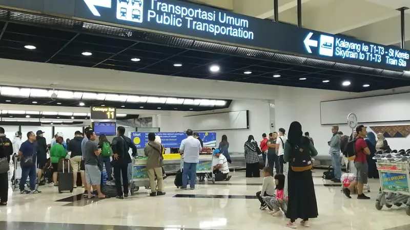 Pengelola Bandara Internasional Soekarno Hatta Kota Tangerang, memprediksi hari ini memasuki puncak arus mudik Lebaran 2019. Kenaikan penumpang pun diprediksi naik 3 sampai 5 persen untuk hari ini saja.