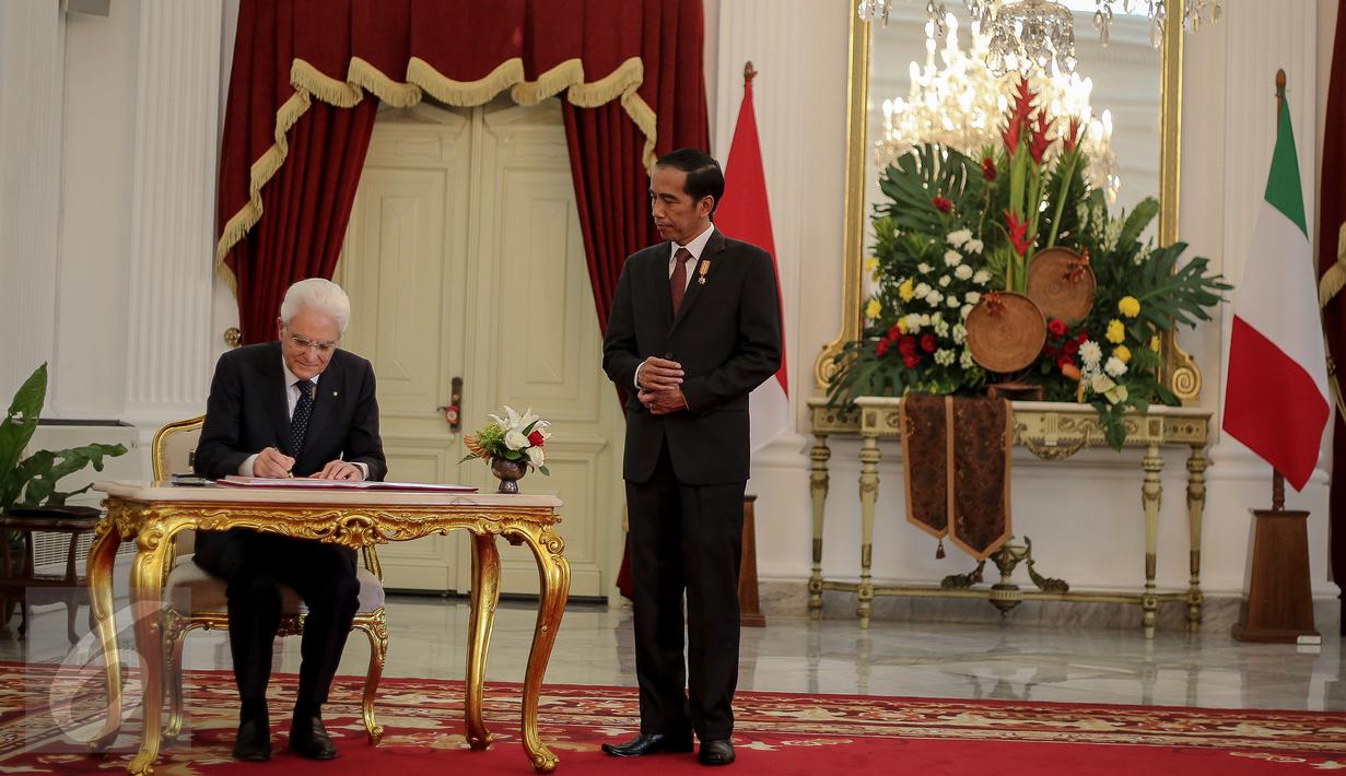 Presiden Italia Sergio Mattarela saat mengisi buku tamu dengan didampingi Presiden Jokowi di Istana Merdeka, Jakarta, (9/11/2015). Pertemuan membahas upaya peningkatan kerjasama di bidang industri kulit, fashion dan furniture. (Liputan6.com/Faizal Fanani)