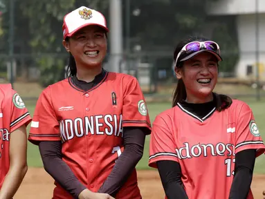 Para pemain Timnas Softball Putri indonesia tersenyum saat latihan di Lapangan Softball, GBK, Jakarta, Selasa (12/11). Sebanyak 17 atlet akan turun di SEA Games 2019 mendatang. (Bola.com/M Iqbal Ichsan)