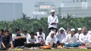Umat muslim bersiap melaksanakan salat Jumat saat aksi di Lapangan Monumen Nasional, Jakarta, Jumat (11/5). Aksi ini untuk menyoroti konflik Palestina dan Israel pada perebutan bangunan suci atau Baitul Maqdis. (Liputan6.com/Helmi Fithriansyah)