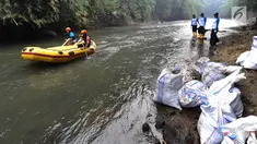 Sukarelawan mengarungi sungai dengan perahu karet saat kegiatan Bebersih Ciliwung di Yayasan Bambu Indonesia, Cibinong, Bogor, Jawa Barat, Minggu (23/6/2019). Kegiatan gotong royong ini digelar oleh Kementerian Lingkungan Hidup dan Kehutanan (KLHK). (merdeka.com/Arie Basuki)