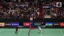 Vincent Rompies (kanan) melawan Valentino Simanjuntak (kiri) pada acara Vindes Sport bertajuk Tepok Bulu 2022 di Mahaka Square, Jakarta, Minggu (3/7/2022). Vincent Rompies mengalahkan Valentino Simanjuntak dengan skor 21-12 dan 22-20. (Liputan6.com/Herman Zakharia)