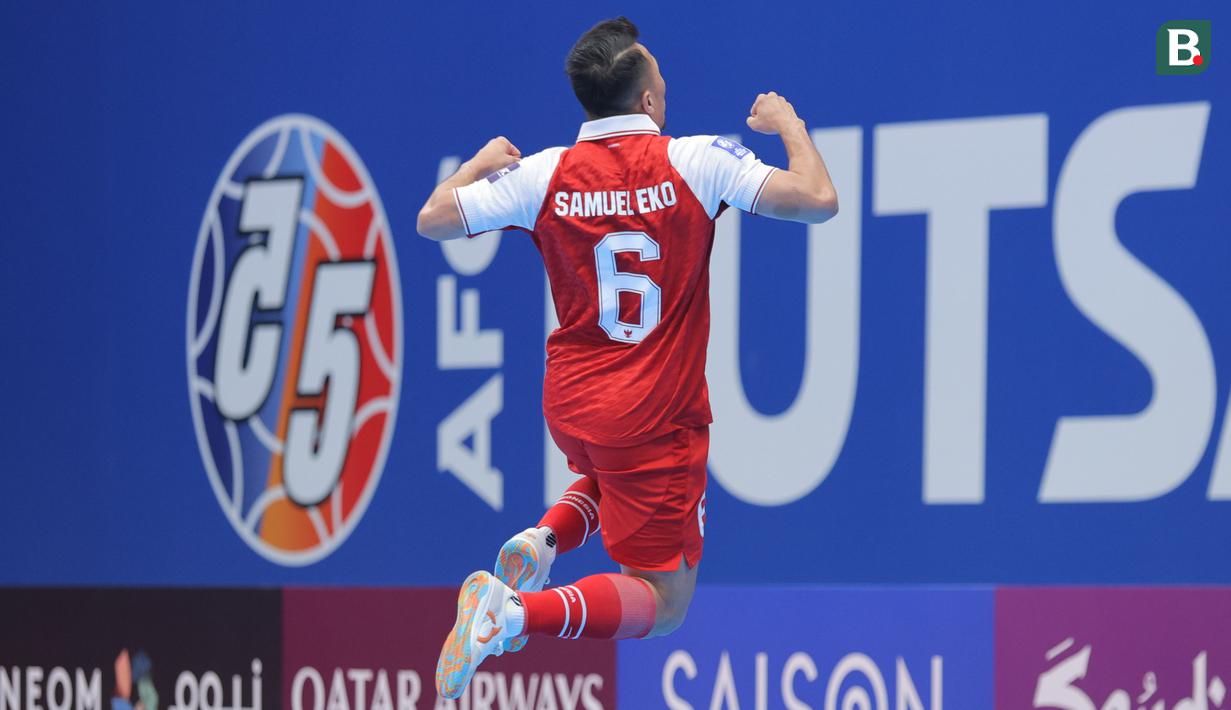 Pemain Timnas Futsal Indonesia, Samuel Eko, melakukan selebrasi setelah mencetak gol ke gawang Irak dalam laga Grup A Piala Asia Futsal 2026 di Indonesia Arena, Jakarta, Sabtu (31/1/2026). (Bola.com/Bagaskara Lazuardi)