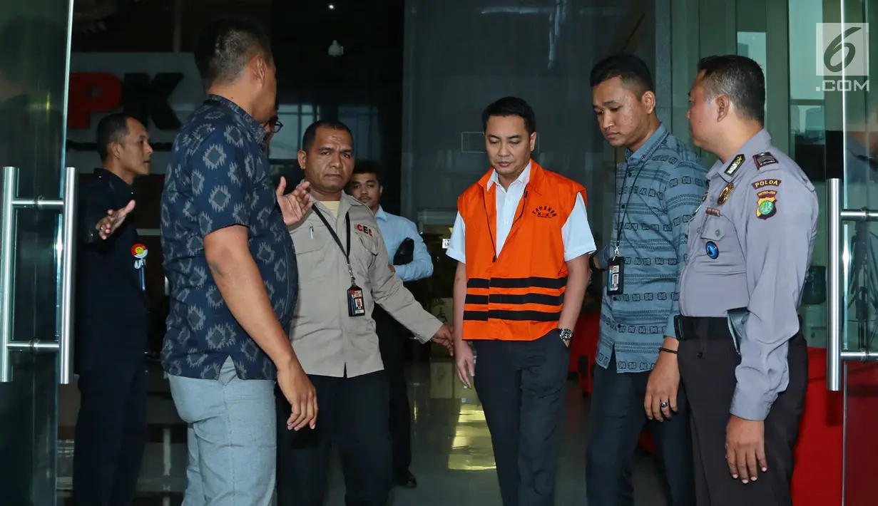 Tersangka anggota DPR Fayakhun Andriadi dikawal petugas bersiap meninggalkan Gedung KPK usai menjalani pemeriksaan, Jakarta, Rabu (28/3). (Liputan6.com/Herman Zakharia)