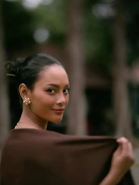 Dengan riasan minimalis, Erika Carlina tampil anggun dengan rambut panjangnya yang disanggul rapi [@eri.carl]