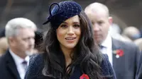 Duchess of Sussex Meghan Markle saat menghadiri Field of Remembrance di Westminster Abbey di London, Inggris (7/11/2019). Meghan Markle tampil cantik mengenakan mantel Boucle Alpaca biru tua dari koleksi Sentaler dan topi beludru kerudung jala koleksi Philip Treacy. (AFP Photo/Tolga Akmen)