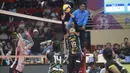 <p>Pemain Jakarta Electric PLN, Tisya Amallya berusaha mengumpan bola saat menghadapi Jakarta Pertamina Enduro, Tasya Nur Rochmani (tengah) dan Latifah Nissa pada laga putaran kedua final four PLN Mobile Proliga 2024 di GOR Jatidiri Semarang, Sabtu (13/7/2024). Jakarta Electric PLN menang 3-0 (25-14, 29-27, 25-21). (Dok. PBVSI)</p>
<p>&nbsp;</p>