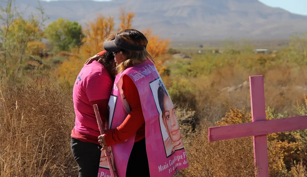 Dua wanita berpelukan di depan makam putrinya jelang Hari Penghapusan Kekerasan Perempuan Internasional di pemakaman Juarez, Negara Bagian Chihuahua, Meksiko, (24/11). Kekerasan terhadap perempuan sudah jadi pandemi di Meksiko.(AFP Photo/Herika Martinez)