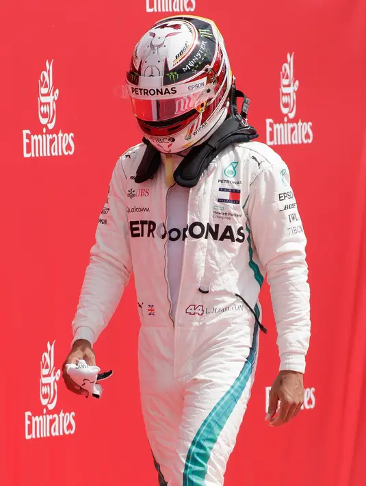 Pebalap Mercedes, Lewis Hamilton tertunduk saat sesi kualifikasi F1 GP di Sirkuit Hockenheim, Jerman, Sabtu (21/7). Pesaing utama Sebastian Vettel dalam pacuan gelar juara ini harus puas berada di posisi ke-14. (AP Photo/Pool Photo via AP)