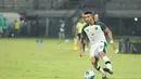 Pemain Persebaya Surabaya menggiring bola pada laga final Piala Presiden 2026 di Stadion Kapten I Wayan Dipta, Gianyar, Bali, Kamis (6/8/2026). Persebaya Surabaya keluar sebagai juara setelah mengalahkan Persib Bandung melalui adu penalti dengan skor 6-5 usai bermain imbang 1-1 hingga babak tambahan waktu. (KLY/Budy Santoso)