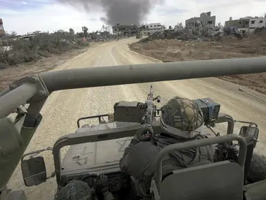 Tentara Israel terlihat saat operasi darat di Jalur Gaza, Palestina, Rabu (22/11/2023). Militer Israel melakukan operasi darat ke Jalur Gaza untuk mencari militan Hamas. (AP Photo/Victor R. Caivano)