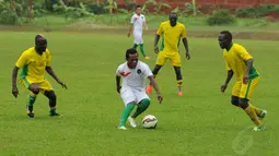 Gelandang Timnas U-23 Indonesia, Yohanes Ferinando Pahabol (kedua dari kiri) berusaha lolos dari kepungan tiga pemain asing saat berlatih tanding di POR Sawangan, Depok, Rabu (31/12/2014). (Liputan6.com/Helmi Fithriansyah)
