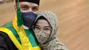 Artis yang juga anggota DPR, Primus Yustisio pada Agustus 2021 lalu berhasil wisuda S2. Potret artis senior Jihan Fahira saat dampingi suami wisuda. Artis berusia 45 tahun itu tampil dengan blouse hitam dan hijab polkadot. [Instagram/@jihanfahirareal]