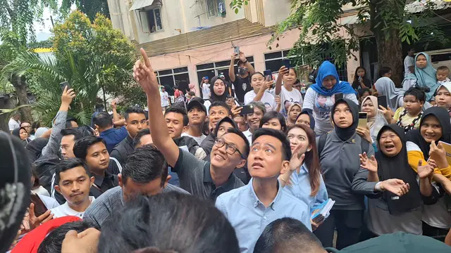 Calon wakil presiden (cawapres) nomor urut 2 Gibran Rakabuming Raka menyambangi Rusun Cilincing, Jakarta Utara dan menghadiri deklarasi dukungan dari Buruh Pelabuhan Seluruh Indonesia di lokasi sama, Sabtu (9/12/2023).