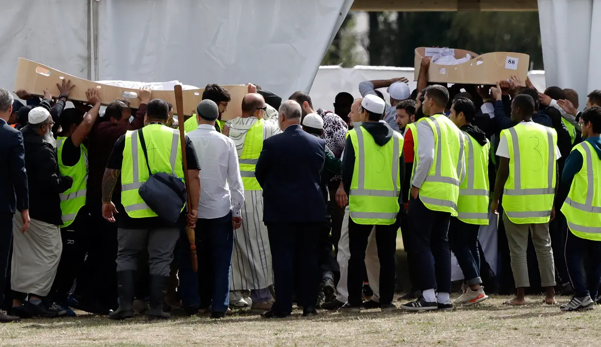 Pelayat membawa jenazah korban penembakan masjid untuk dimakamkan di Memorial Park Cemetery, Christchurch, Selandia Baru, Rabu (20/3). Setelah diserahkan kepada keluarga, sebagian jenazah akan segera dikebumikan. (AP Photo/Mark Baker)