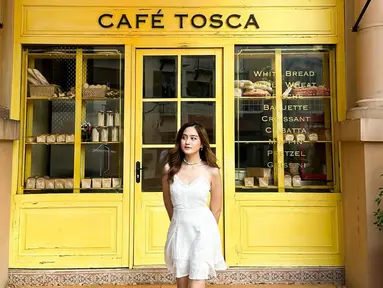 Tampil dengan gaya yang simpel, sosok Salshabilla Adriani nampak menawan dengan dress mini putihnya saat berpose di depan sebuah kafe. Selalu khas dengan gaya rambut panjangnya, banyak para penggemar yang memuji penampilannya tersebut. (Liputan6.com/IG/@salshabillaadr)
