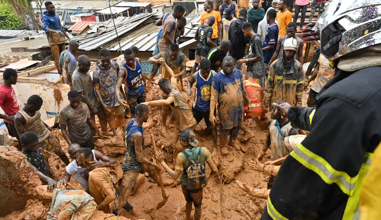 Tim penyelamat mencari korban setelah rumah runtuh setelah rumah runtuh setelah hujan lebat di distrik Attecoube di Abidja, Pantai Gading (16/6/2022). Empat orang dewasa dan dua anak-anak tewas, dan dua orang dirawat di rumah sakit karena luka-luka, kata petugas pemadam kebakaran. (AFP/Issouf Sanogo)
