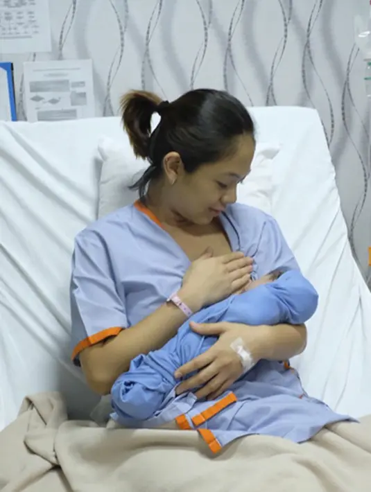 Kebahagiaan yang luar biasa tentu sangat dirasakan pasangan Omesh dan Dian Ayu. Dikaruniai anak ke-2 berjenis kelamin laki-laki yang kemudian diberi nama Btara Langit Anandayu. (Instagram/dianayulestari)