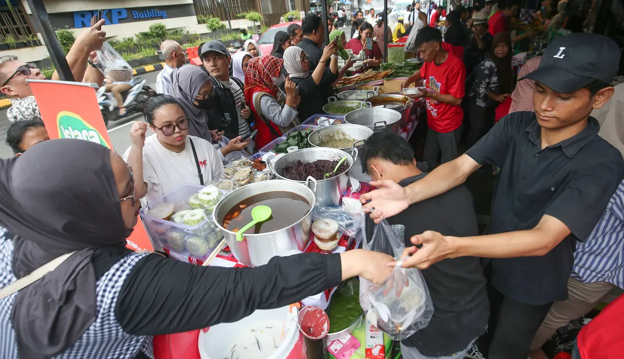 Deretan tenda dan lapak kuliner berjajar di sepanjang lokasi, menciptakan pemandangan khas Ramadan yang semarak. Tampak dalam foto, aktivitas jual beli di Pasar Takjil Ramadan, Bendungan Hilir (Benhil), Jakarta, Senin (23/2/2026). (merdeka.com/Arie Basuki)