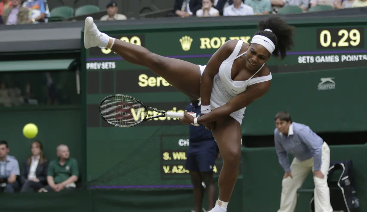 Petenis putri AS, Serena Williams, berusaha mengembalikan bola pukulan petenis Belarus, Victoria Azarenka dalam pertandingan Turnamen Tenis Wimbledon yang berlangsung di London, Inggris, (7/7/2015). (AP Photo/Pavel Golovkin)