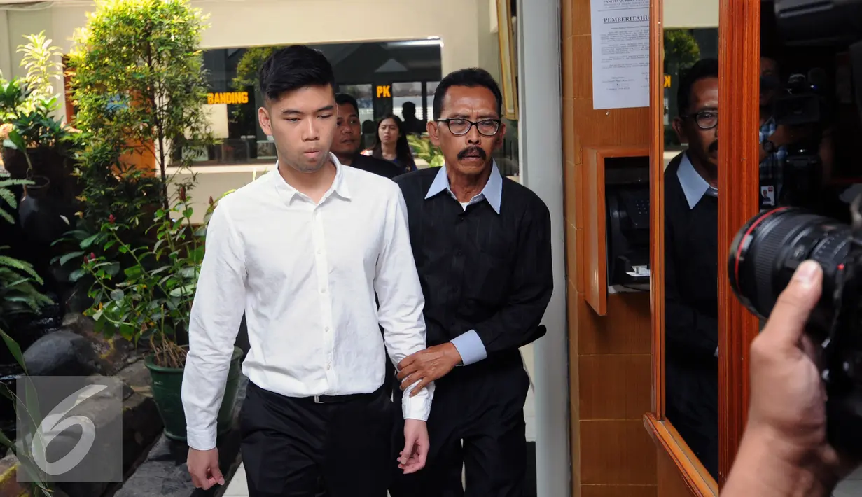 Christopher Daniel Syarief meninggalkan ruang sidang usai mendengarkan putusan di PN Jakarta Selatan, Kamis (27/8/2015). Christopher divonis hukuman 1 tahun 6 bulan denda 10 juta rupiah. (Liputan6.com/HelmiFithriansyah)