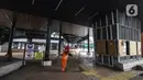 Petugas kebersihan menyapu area Stasiun Tebet, Jakarta, Senin (6/9/2021). Penataan kawasan Stasiun Tebet yang hampir rampung itu demi mendukung integrasi antarmoda transportasi di Jakarta. (Liputan6.com/Johan Tallo)