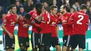 Para pemain Manchester United merayakan gol yang dicetak oleh Jesse Lingard ke gawang Swansea City pada laga Piala Liga Inggris di Stadion Liberty, Swansea, Selasa (24/10/2017). Manchester United menang 2-0 atas Swansea City. (AFP/Geoff Caddick)