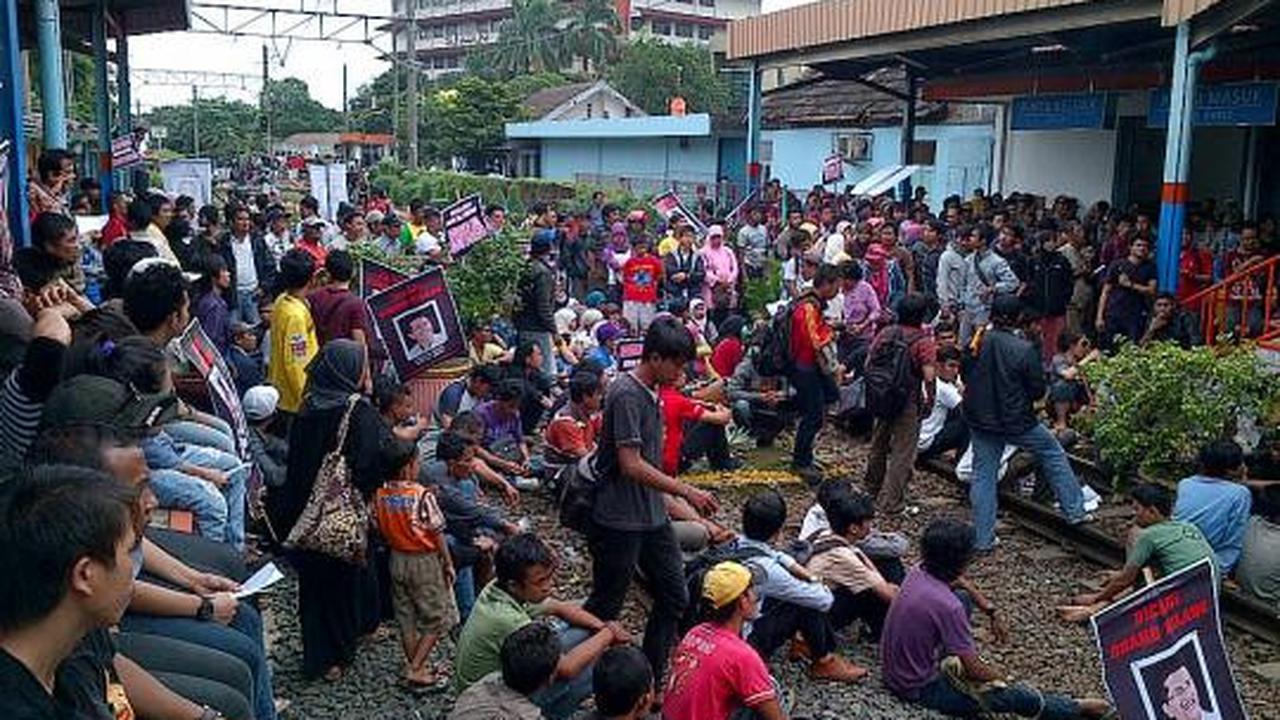 Ratusan pedagang dan mahasiswa blokir jalur KRL di Depok