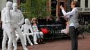  Seorang wanita memotret patung yang disebut 'Gay Liberation' di Christopher Park, Greenwich Village New York City, AS, (9/5). Patung ini dibuat pada tahun 1979 oleh pematung George Segal. (REUTERS / Brendan McDermid)